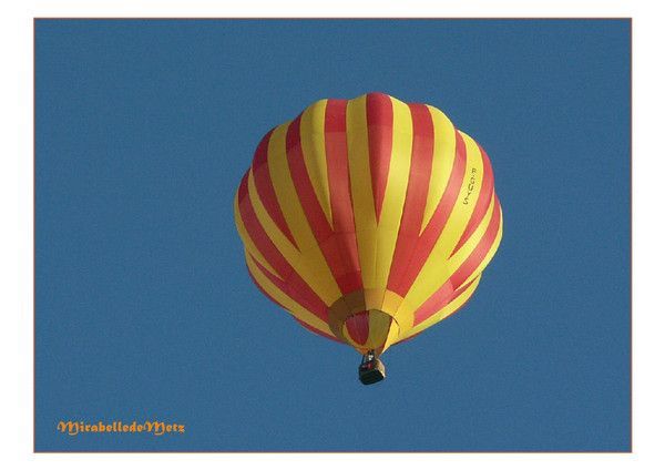 Une mongolfière au-dessus de notre balcon.